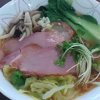 チンゲン菜と春キャベツとシメジと焼豚入りラーメン＊